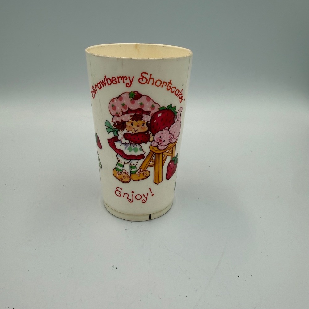 Vintage 1980 Strawberry Shortcake Plastic Tumbler Cup Deka Irwin Toy Canada 5.5"